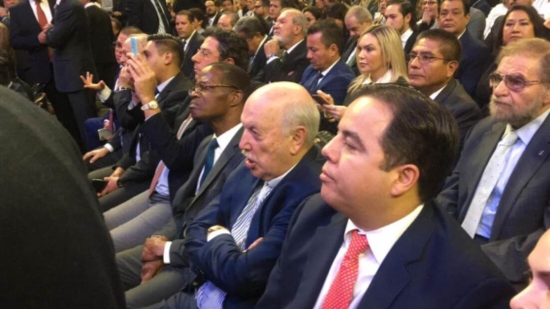 AMLO se compromete a enfrentar junto con empresarios y sindicatos el problema de las pensiones 