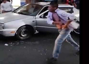 Hombre choca auto y amenaza a conductor con una pistola en Xochimilco