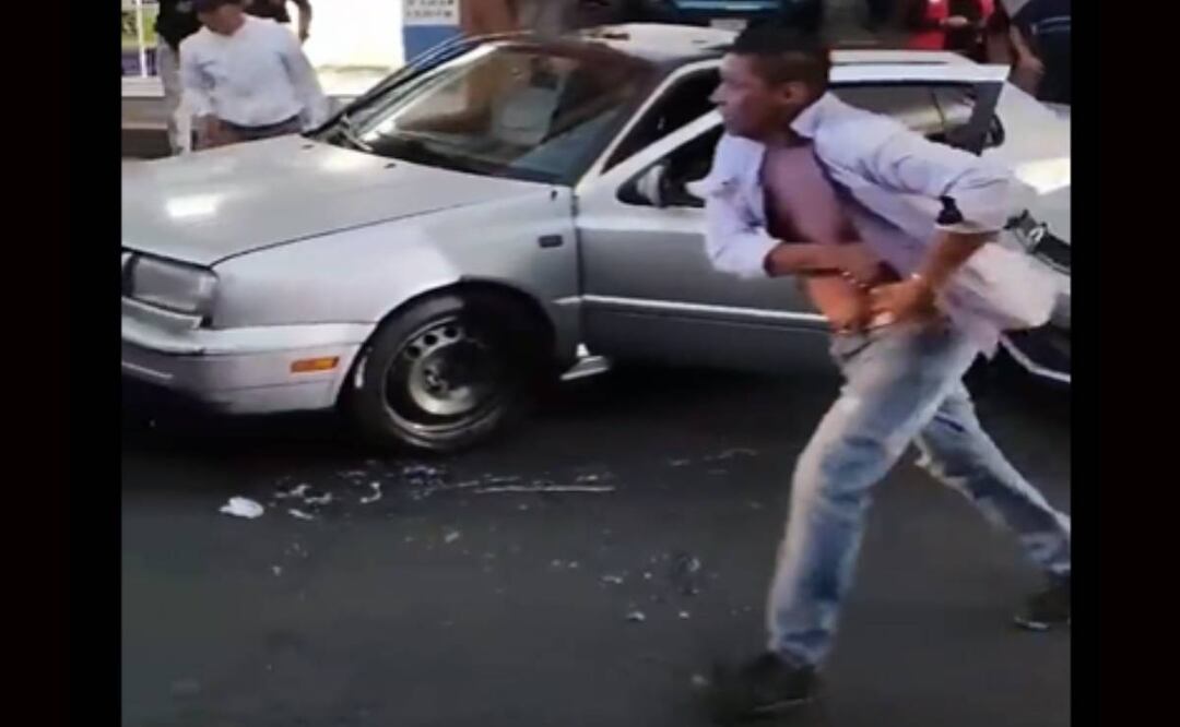 Foto: Captura de pantalla/ un hombre quiso intimidar a otro conductor con un arma