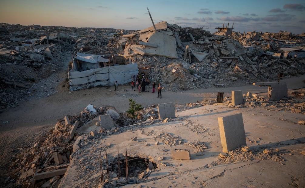 Palestinos desplazados caminan entre viviendas destruidas en Jabaliya, en el norte de Gaza, tras los daños provocados por el conflicto. Foto: EFE