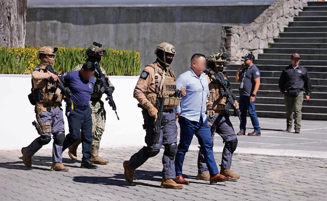 Los detenidos fueron trasladados al edificio central de la Fiscalía General de Justicia del Estado de México. Foto: Arturo Hernández. EL UNIVERSAL