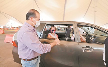 Van por vacunar a más personas en sus autos en Aguascalientes
