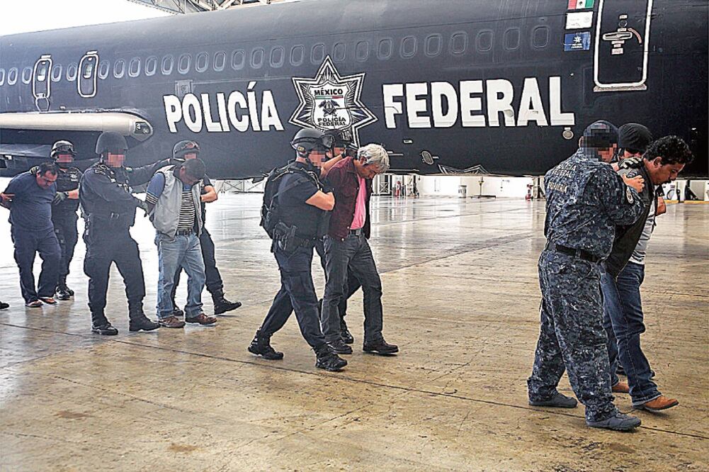 Elementos de la Policía Federal se encargaron del traslado al Distrito Federal de los cuatro maestros de la Sección 22, quienes ingresaron al penal de máxima seguridad de El Altiplano (CUA RTOSCURO)