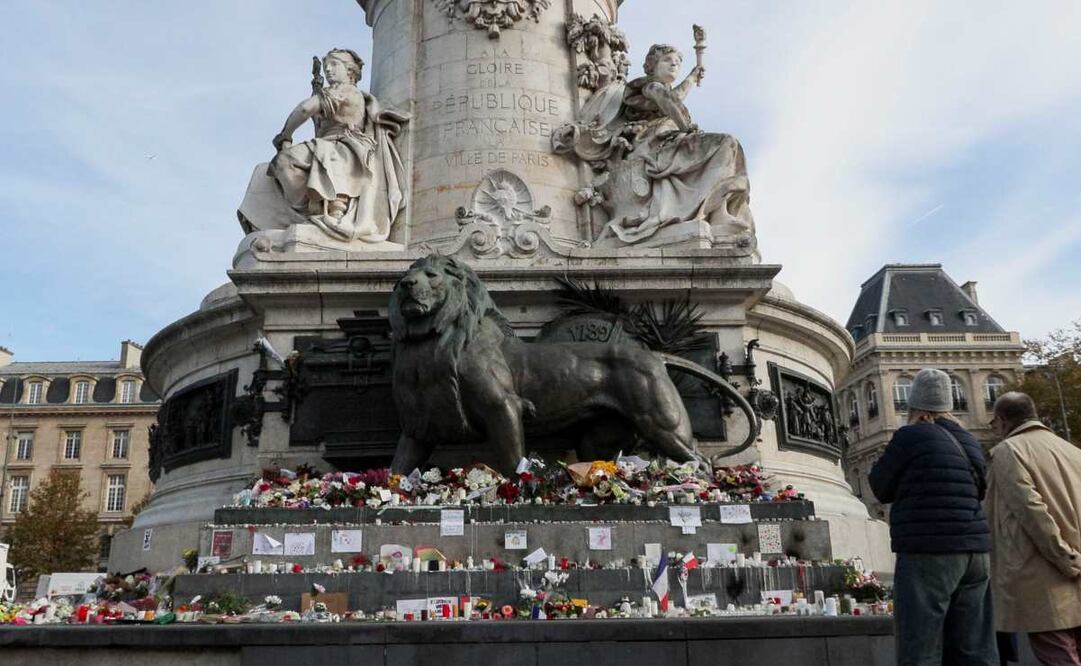 La plaza de la República de París se convierte en un punto de encuentro para que los franceses depositen flores y vean la exposición fotográfica del Ayuntamiento en recuerdo a los atentados yihadistas del 13 de noviembre de 2015 que causaron la muerte de 132 personas. Foto: EFE