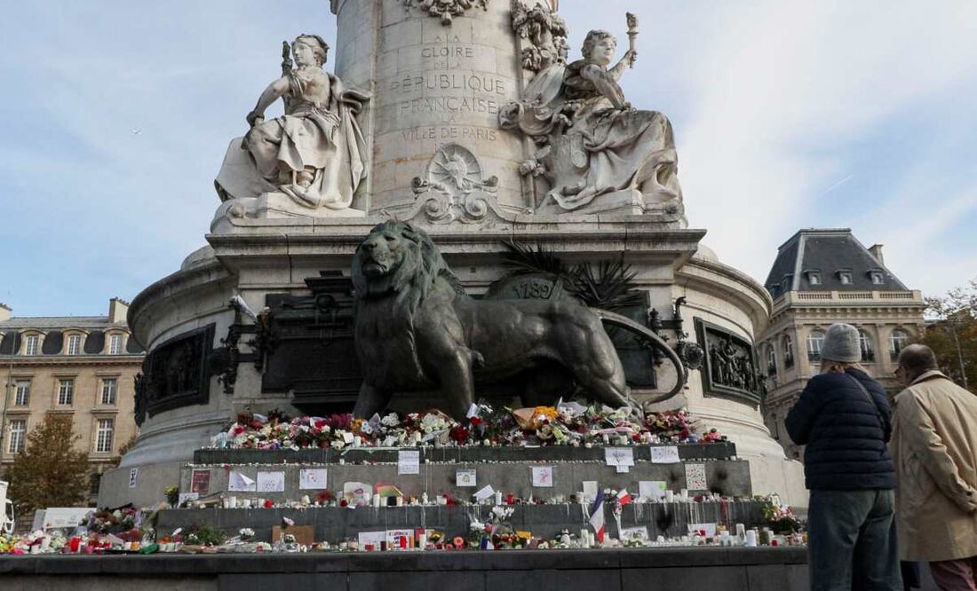 La plaza de la República de París se convierte en un punto de encuentro para que los franceses depositen flores y vean la exposición fotográfica del Ayuntamiento en recuerdo a los atentados yihadistas del 13 de noviembre de 2015 que causaron la muerte de 132 personas. Foto: EFE