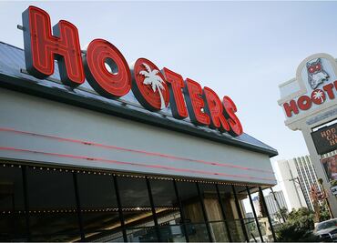 Hooters se declara en bancarrota; presenta solicitud de protección en el tribunal de Texas
