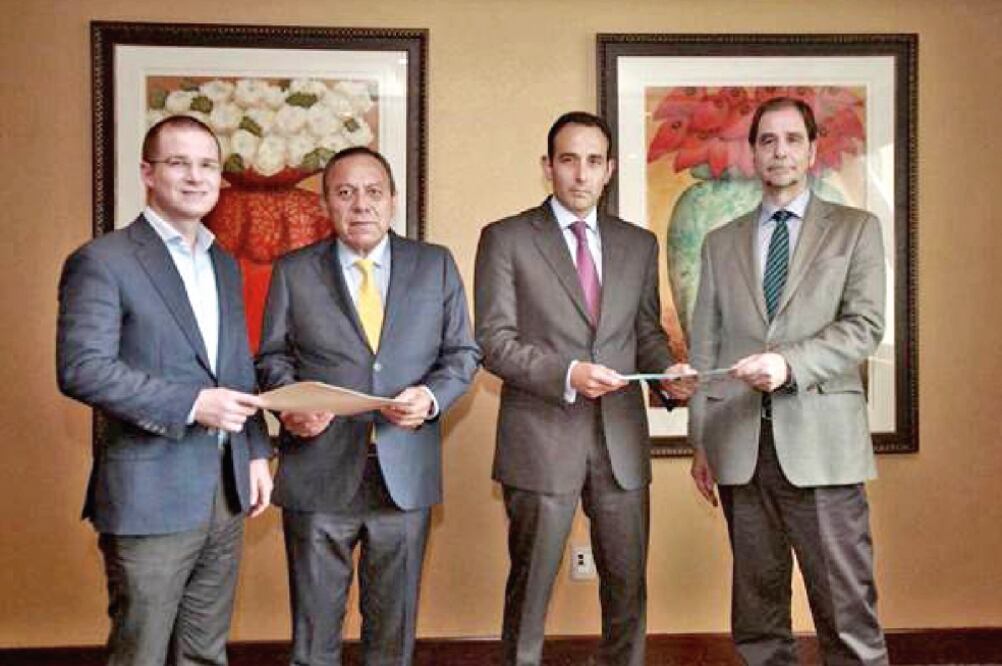 El dirigente del PAN, Ricardo Anaya; los presidentes de la Cámara de Diputado s, Jesús Zambrano, y del Senado, Roberto Gil; y el líder del PRD, Agustín Basave (ESPECIAL)