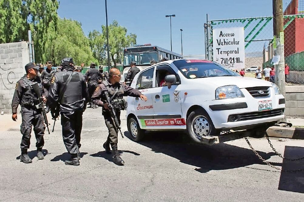 Los vehículos de alquiler, presuntamente irregulares, fueron enganchados por una grúa y sus operadores trataron de impedir que se los llevaran. Se pusieron frente a la unidad para que no avanzara, pero granaderos los replegaron. Foto: ESPECIALES