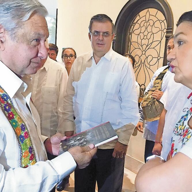 Dulce María Sauri aprovechó la gira del Presidente por Mérida, para entregarl e un ejemplar de su libro La Casta Divina, por dentro y por fuera. TOMADA DE TWITTER