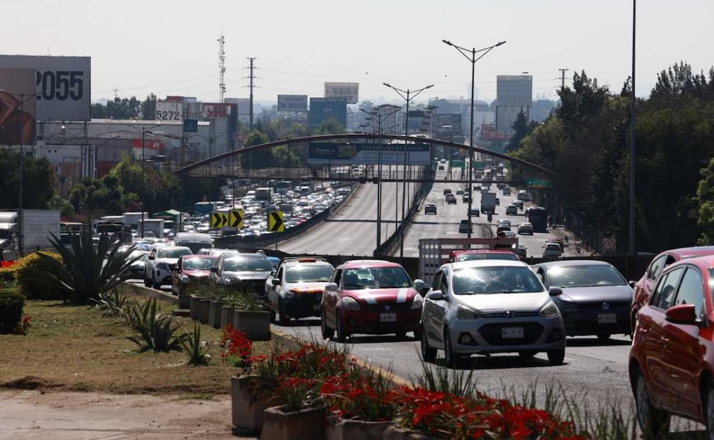 Si conduces con placas vencidas serás acreedor a sanciones. Foto: Alejandro Vargas / EL UNIVERSAL