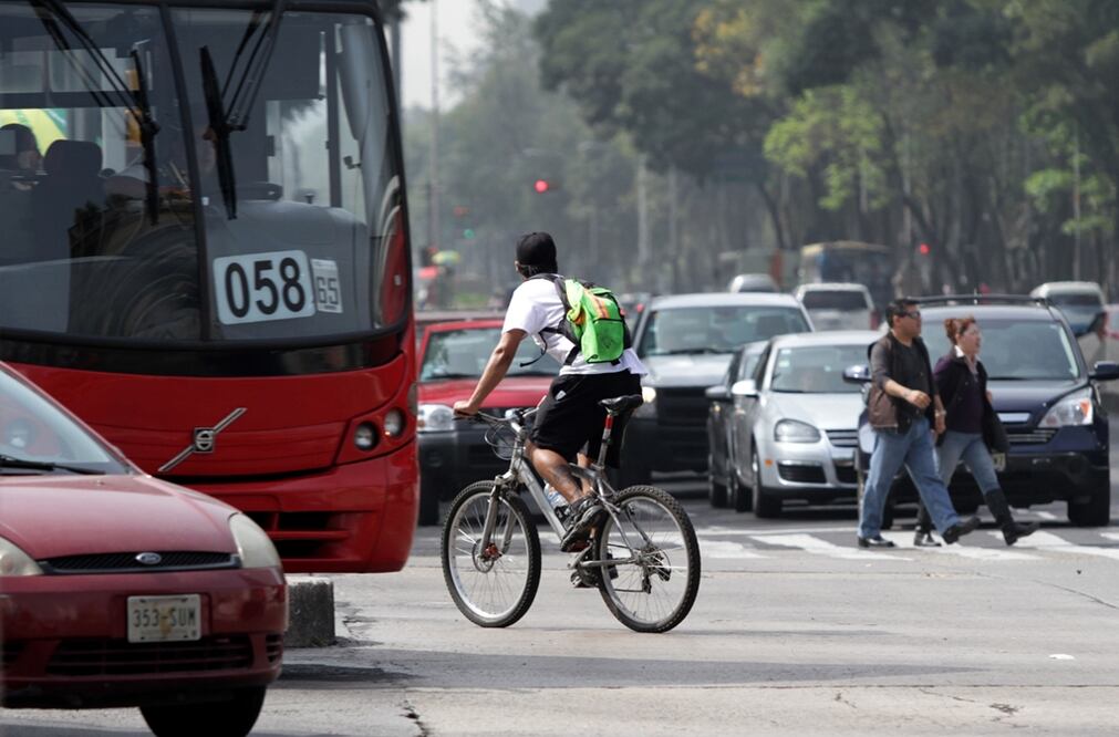 En la ciudad de México nadie respeta las normas de tránsito: los peatones cruzan por lugares prohibidos; los ciclistas circulan sobre las banquetas o entre los autos; y los automovilistas andan a exceso de velocidad, invaden los pasos peatonales, ciclovías, y además, los carriles confinados. Foto: Carlos Mejía/EL UNIVERSAL