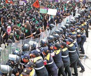Feministas y policías chocan en protestas