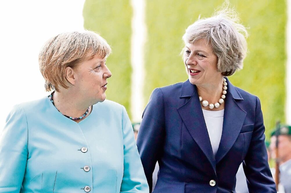 La canciller alemana Angela Merkel, en la ceremonia de bienvenida militar a la premier británica Theresa May, en Berlín (MICHAEL SOHN. AP)