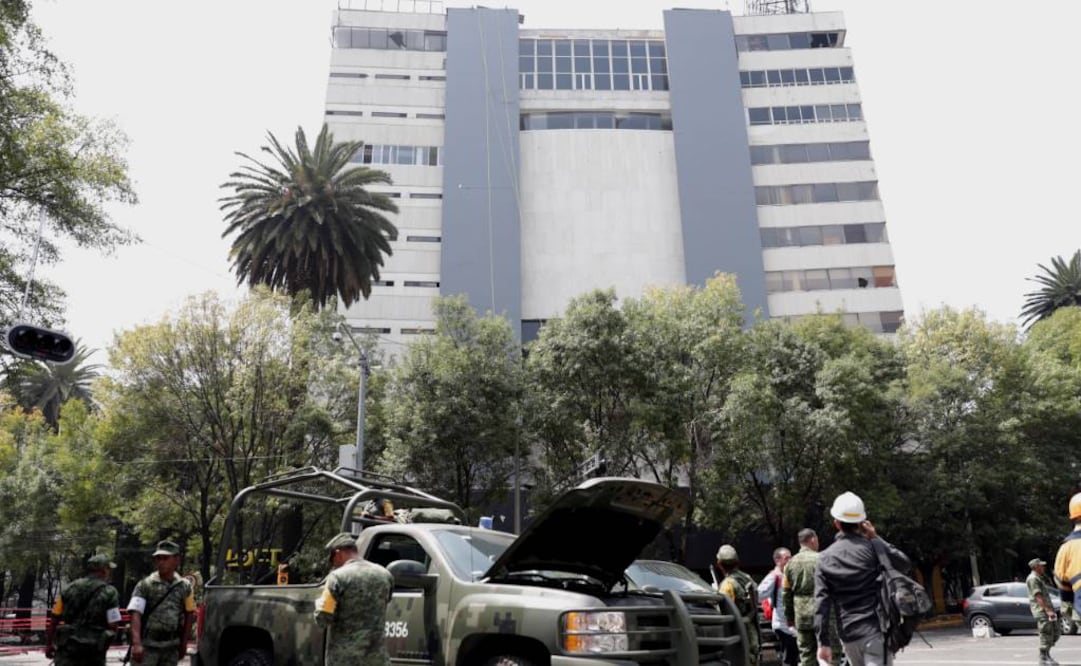 Debido al peligro, la zona donde se ubica el inmueble fue resguardada. Foto:Iván Stephens / EL UNIVERSAL