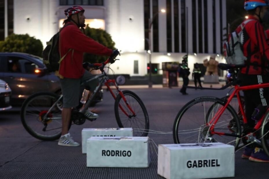 Con "ataúdes", rodada ciclista exige justicia por muertes en accidentes viales