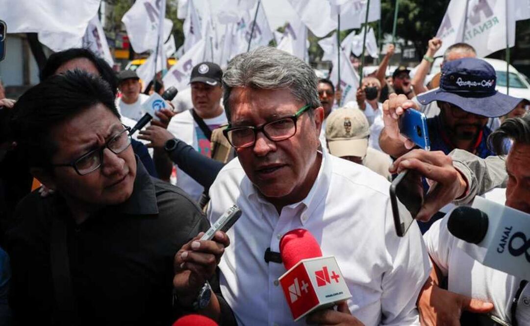El senador aseveró que aún no decide quién los sustituirá en la coordinación de la bancada guinda. Foto: Diego Simón Sánchez / EL UNIVERSAL