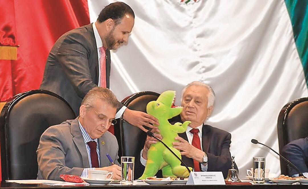 En su comparecencia ante diputados, Manuel Bartlett, director general de la CFE, recibió del legislador perredista Mauricio Prieto un dinosaurio de peluche.