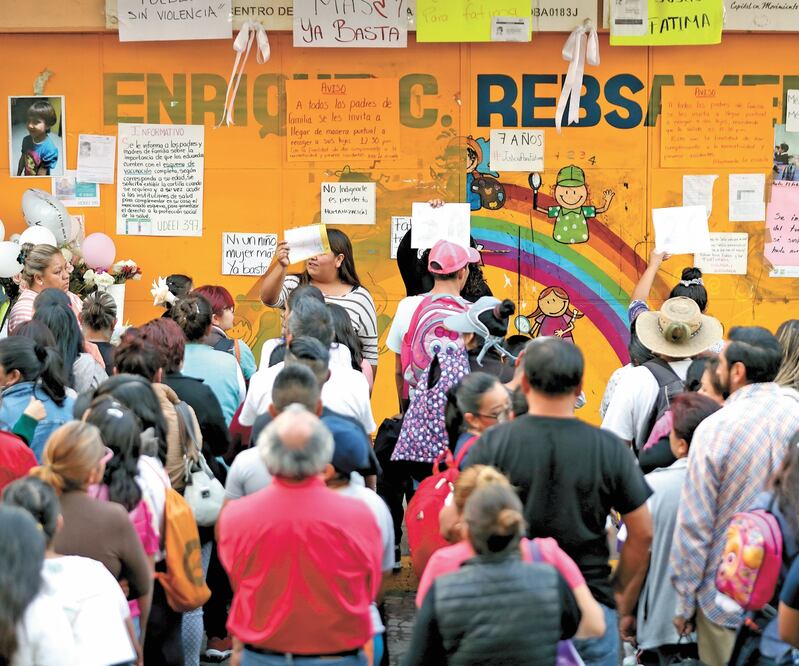 La tarde de ayer los niños fueron entregados a los familiares sólo si éstos se identificaban con una credencial oficial. Foto: VALENTE ROSAS. EL UNIVERSAL