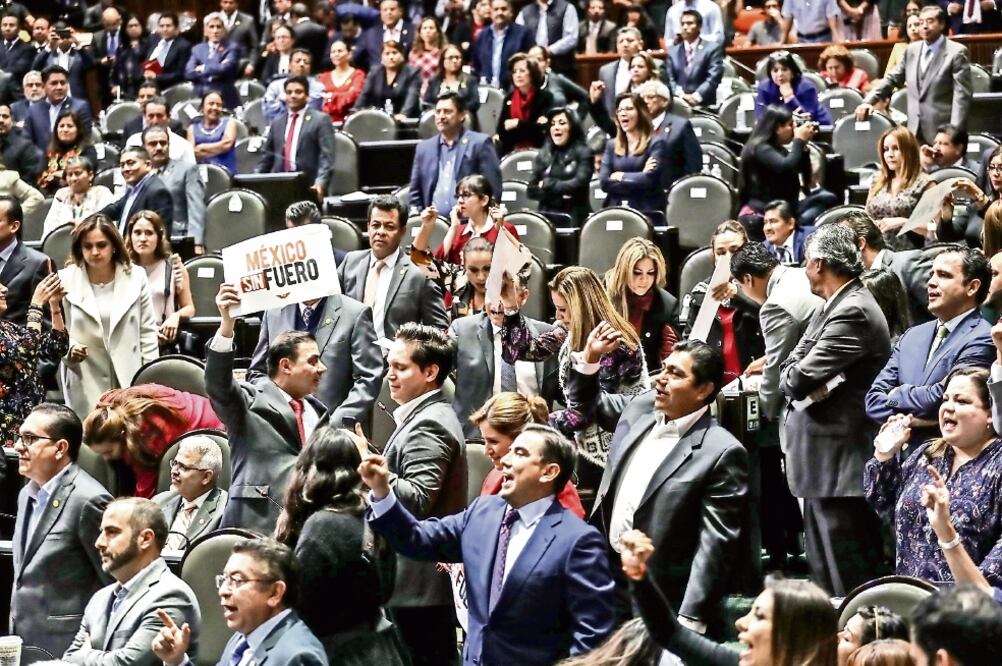 Diputados gritaron y se pronunciaron desordenadamente, tras las discusiones en lo particular para aprobar el dictamen que retira el fuero constitucional a servidores públicos. Foto: GERMÁN ESPINOSA. EL UNIVERSAL