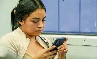 Demandan a empresas por suicidios vinculados a chatbots de IA