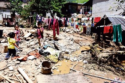 Suman 40 muertos en Puebla por 'Earl'