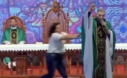 Captan el momento en que mujer empuja a sacerdote durante una misa en Brasil