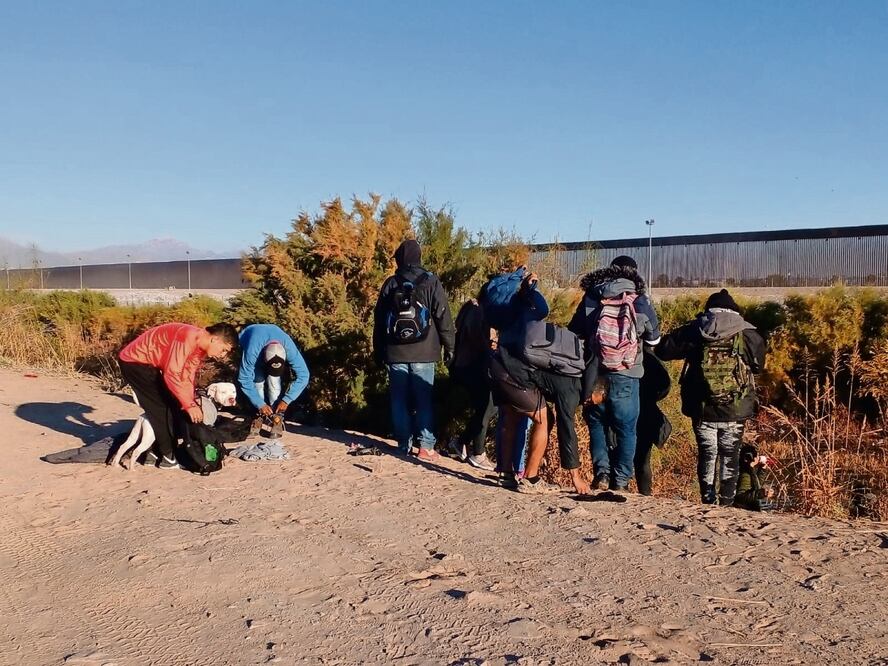 En la orilla del río Bravo, los migrantes se despojan de sus zapatos y hasta de sus pertenencias y se disponen a cruzar para pedir asilo al país vecino. Foto: Paola Gamboa / EL UNIVERSAL