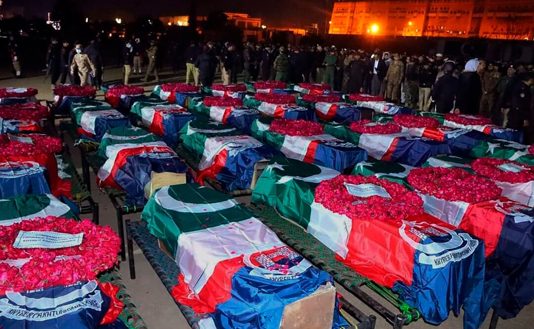 Ffuncionarios de seguridad se reúnen para las oraciones fúnebres del oficial de policía, que murió en un atentado suicida dentro de una mezquita, en Peshawar, Pakistán. Foto: AP