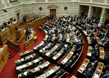 Aprueba Parlamento griego reforma fiscal y de pensiones
