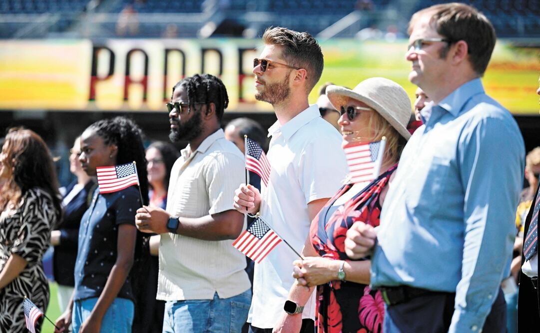 Migrantes durante una ceremonia de naturalización, en el Parque Petco, en San Diego, California. Foto: AFP