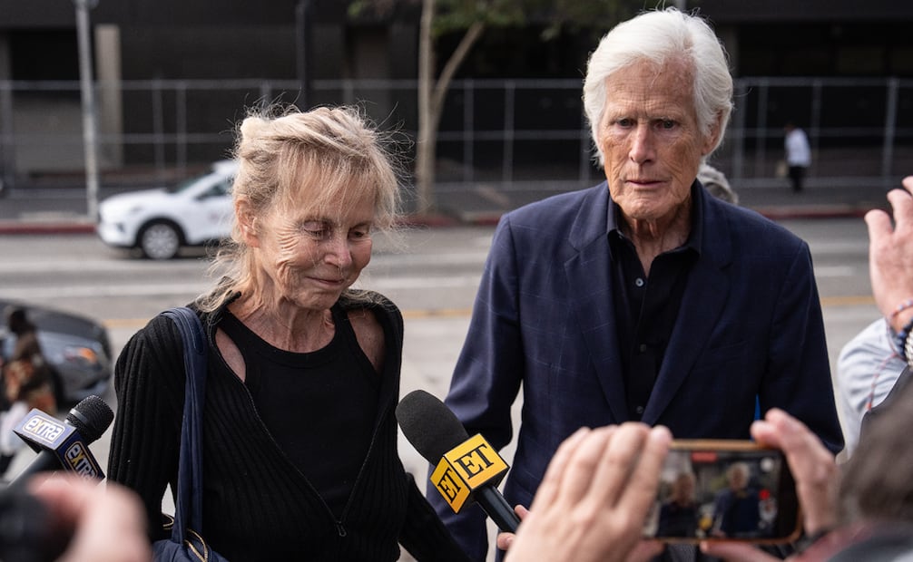 La madre de Matthew Perry, Suzanne Morrison (izquierda), y Keith Morrison llegan al tribunal federal para la lectura de la sentencia de Kenneth Iwamasa, una de las cinco personas que se declararon culpables en relación con la muerte del actor por sobredosis de ketamina, en Los Ángeles, el miércoles 27 de mayo de 2026. 
Foto AP/Jae C. Hong.