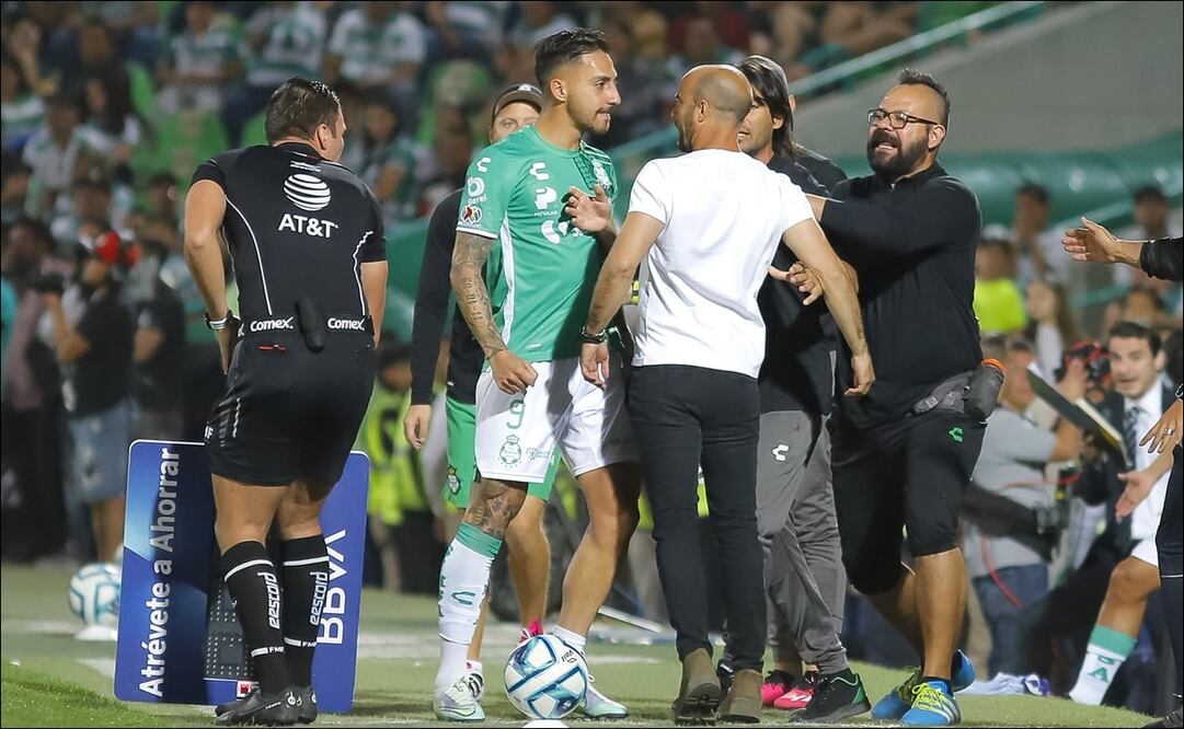 El conflicto se originó minutos antes de finalizar el partido entre Santos y Puebla. FOTO: Imago7 
