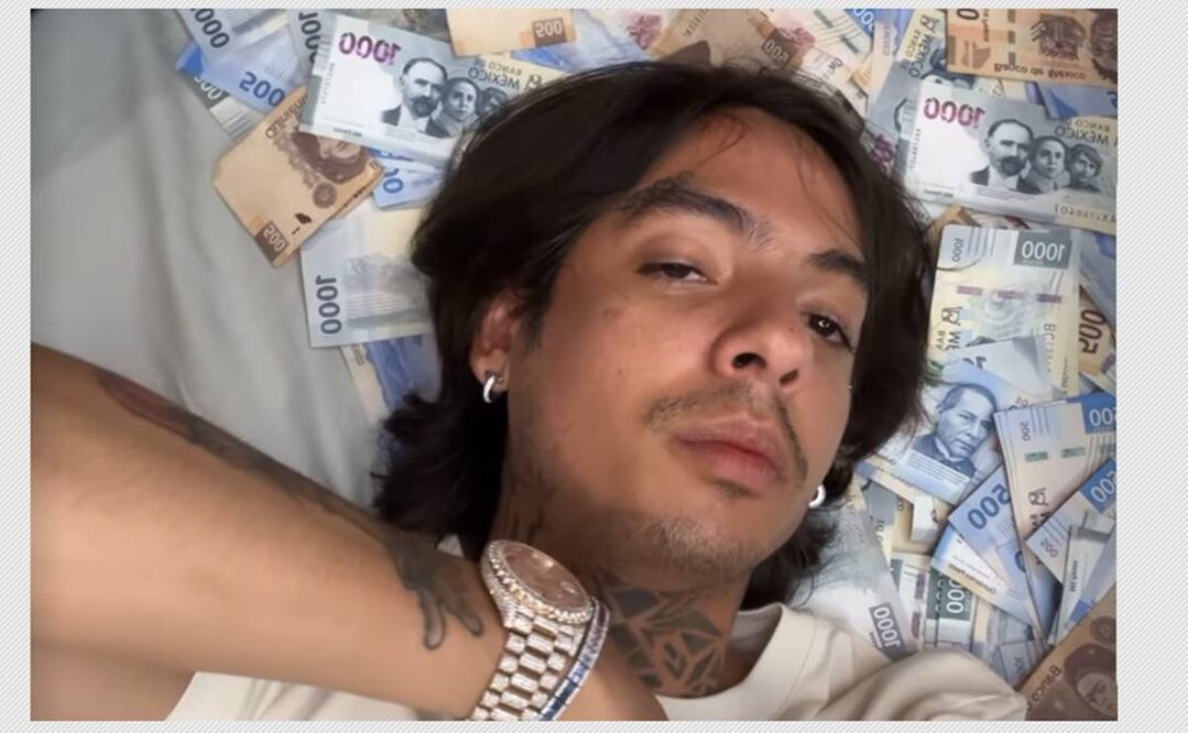 Natanael Cano aparece ebrio sobre una cama llena de dinero.