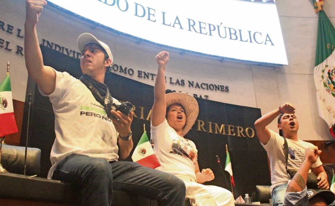 Integrantes del Poder Judicial de la Federación tomaron ayer la tribuna del Senado de la República para protestar contra la reforma constitucional del Presidente, que fue aprobada por el pleno tras su discusión y votación en la sede alterna. Foto: Francisco Rodríguez / EL UNIVERSAL
