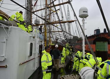 Buque Escuela Cuauhtémoc reanuda sus operaciones tras choque en puente de Brooklyn