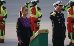 La presidenta Claudia Sheinbaum encabezó en el Zócalo de la Ciudad de México la ceremonia en memoria de las víctimas de los sismos de 1985 y 2017 ocurridos un 19 de septiembre (19/09/2026). Foto: Karla Guerrero / EL UNIVERSAL