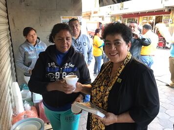 Reparte volantes Mary Telma Guajardo en Saltillo