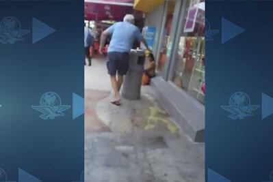 Graban a sujeto cuando rocía líquido para ahuyentar a niña de tienda en Cancún