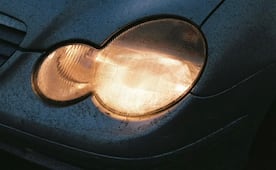 ¿Por qué los faros de mi auto se ponen amarillos?