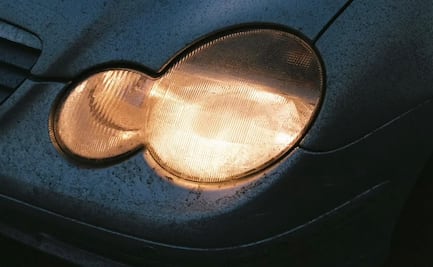 ¿Por qué los faros de mi auto se ponen amarillos?