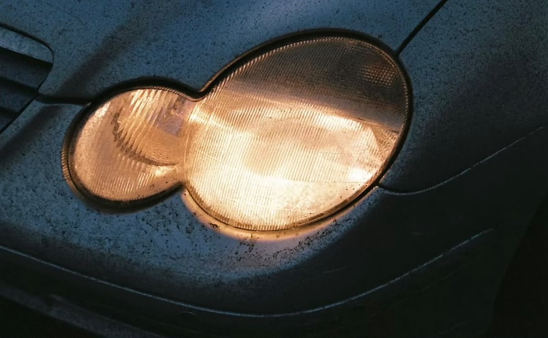 Los faros del auto son fundamentales para tu seguridad y la del resto de conductores. Foto: Unsplash