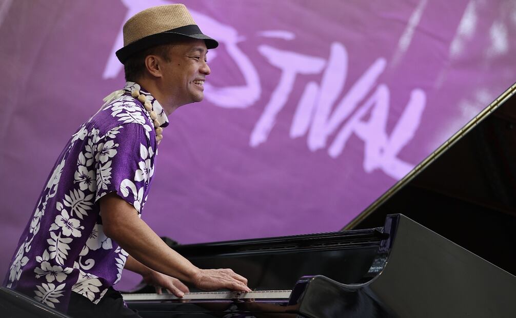 Daniel Ho músico hawaiano multi instrumentista especializado en Ukulele en concierto en la Ex Hacienda de San Gabriel. Fotos: Berenice Fregoso/ El Universal.