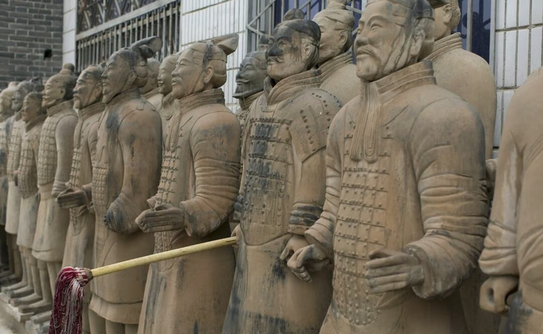 Réplicas de la figuras del Ejército de Terracota de dos mil años de antiguedad en el taller del artista Han Pingzhe. Foto: Archivo
