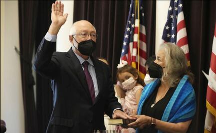 Ken Salazar rinde protesta como embajador de Estados Unidos en México