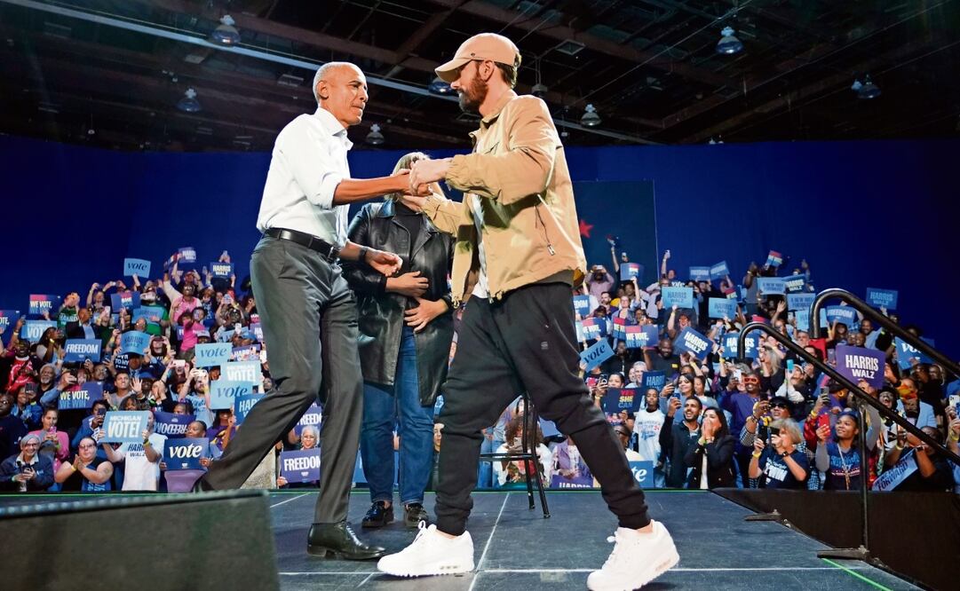 El rapero Eminem saluda al expresidente Barack Obama, a la izquierda, en el escenario de un mitin de campaña en apoyo a la vicepresidenta Kamala Harris, en Detroit. Foto: Paul Sancya | AP