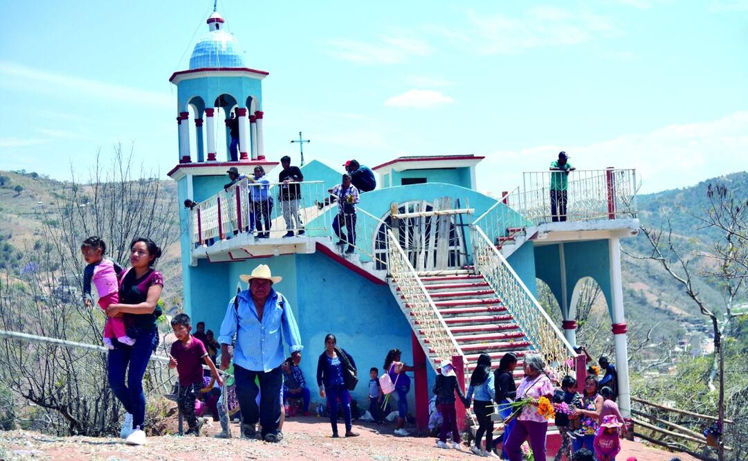Miles de creyentes de diversas comunidades de La Montaña de Guerrero cruzan el Tlayoltépetl, que en náhuatl significa Cerro del Maíz, para visitar el santuario en busca de mayores abundancias. Foto: de Salvador Cisneros