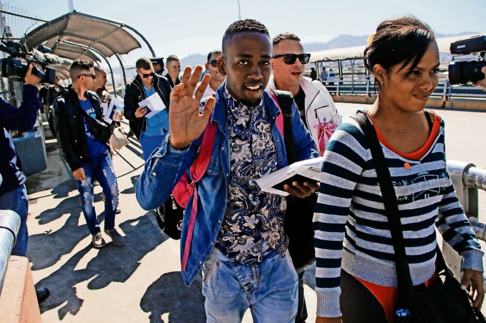 Cientos de cubanos fueron a los puertos de entrada de El Paso, Texas, para solicitar su acceso a Estados Unidos, según datos de autoridades migratorias (ARCHIVO EL UNIVERSAL)