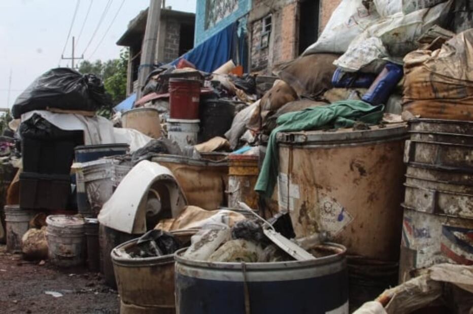 Clausuran tiradero clandestino con seis toneladas de residuos peligrosos en Ecatepec