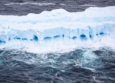 Video. Así se ve el iceberg más grande del mundo grabado desde el aire