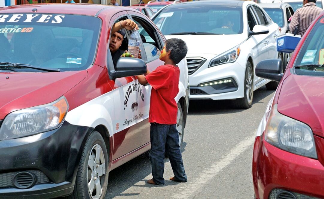The presumed human traffickers would place the victims at strategic points in the state capital and force them to beg for money and sell products to motorists - Photo: Edwin Hernández/EL UNIVERSAL